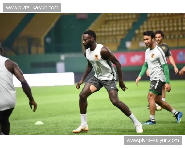 命运的对决，绿茵的荣耀：富力与贵州恒丰的恩怨情仇